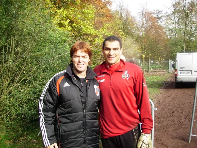 Facundo Alfaro junto a un entrenador