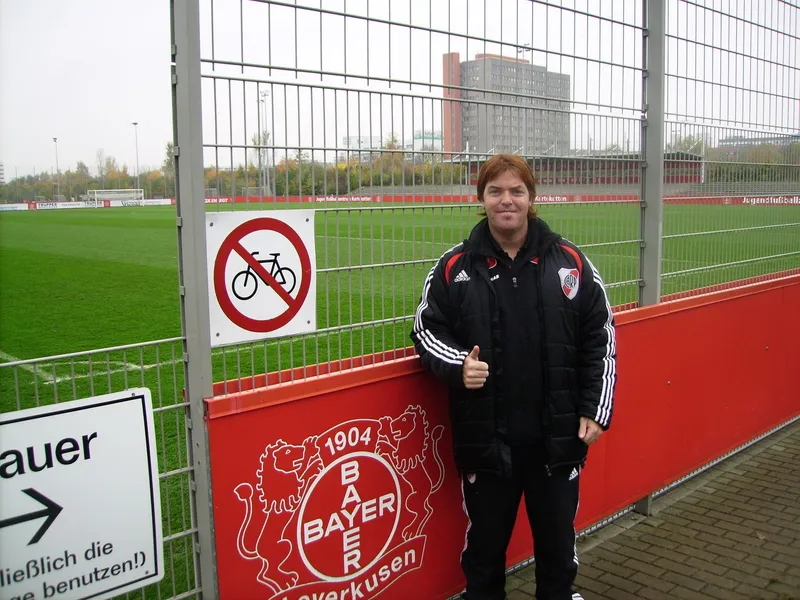 Facundo Alfaro en el predio de Bayer Leverkusen