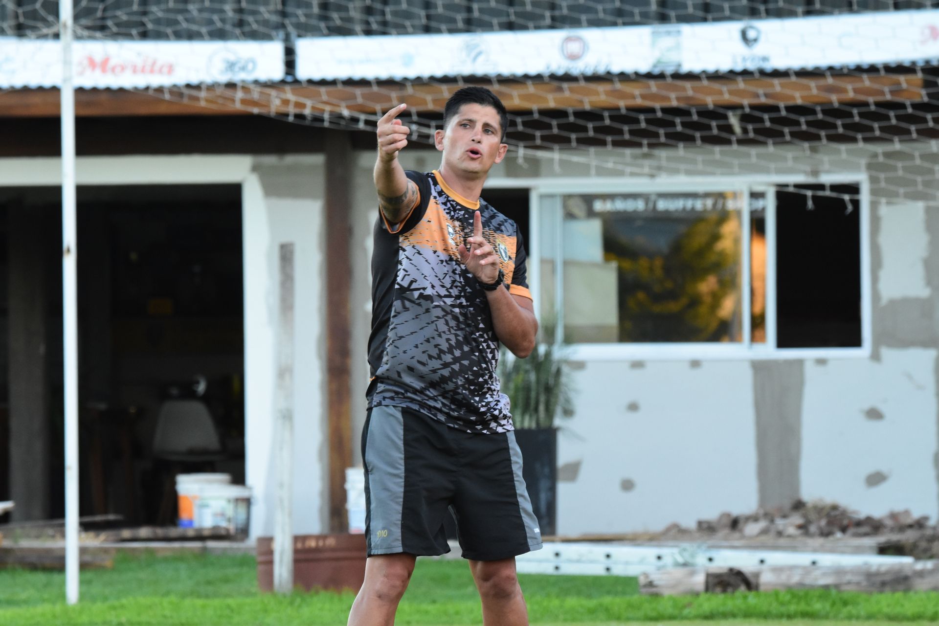 Integrante del cuerpo técnico trabajando en la cancha — foto 2
