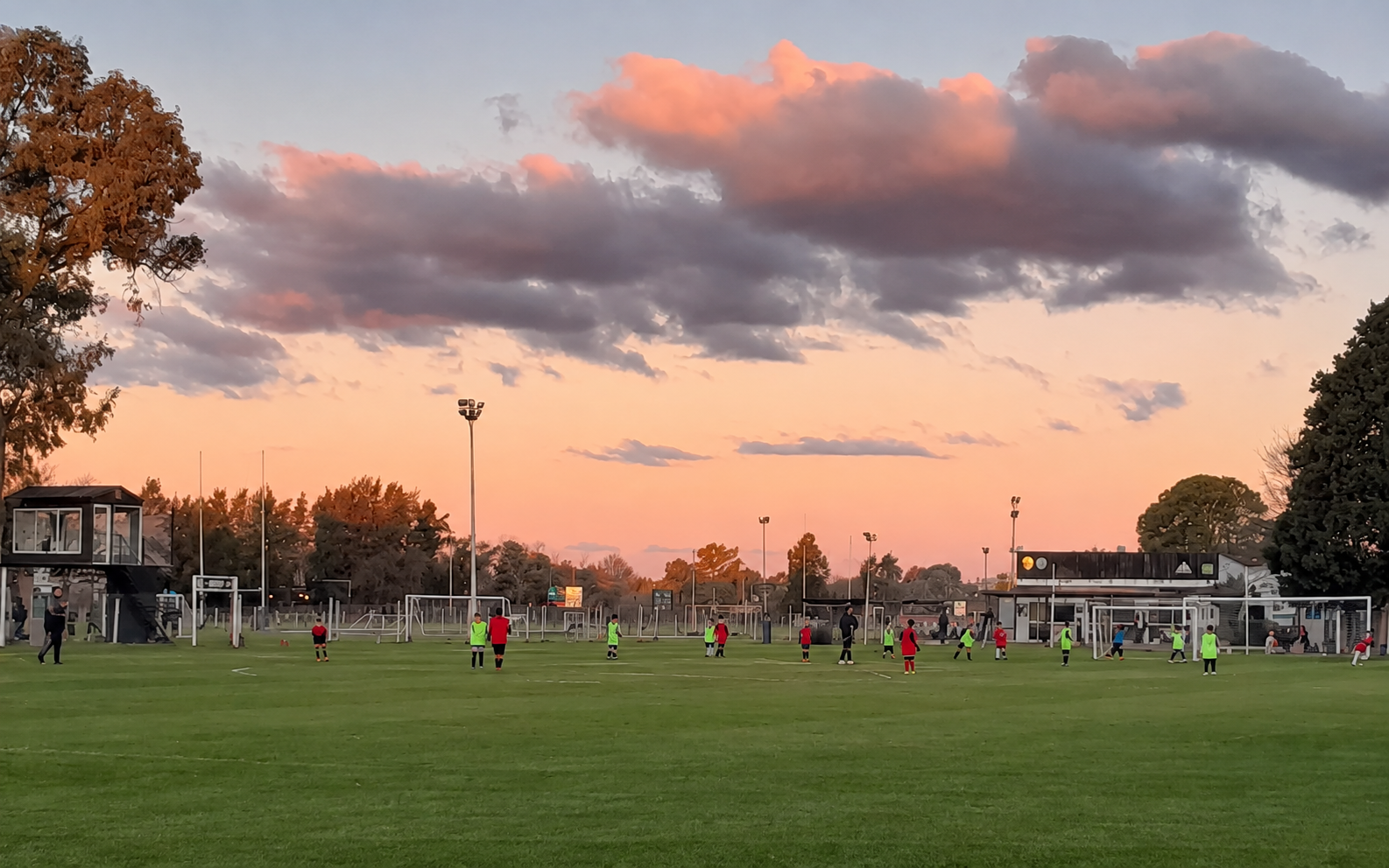 Cancha de la sede Caamaño de D10 Football Club al atardecer
